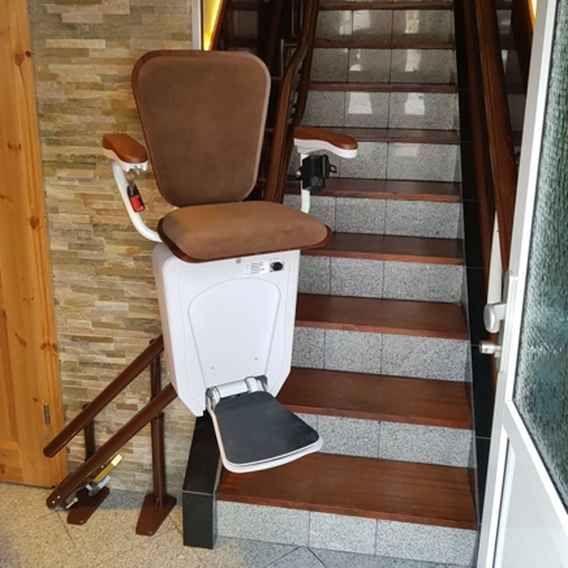 Alpha Premium, Treppenlift Kastanienbraun, Einbaubeispiel
